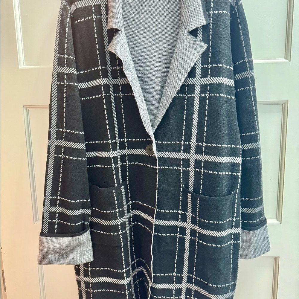 Ellen Tracy Plaid Women's sweater Coat - Black and Gray